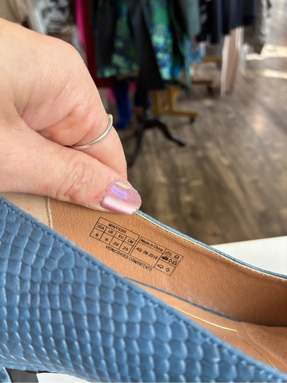 Vionic Blue snakeskin Textured Mid-Heel Pumps like new